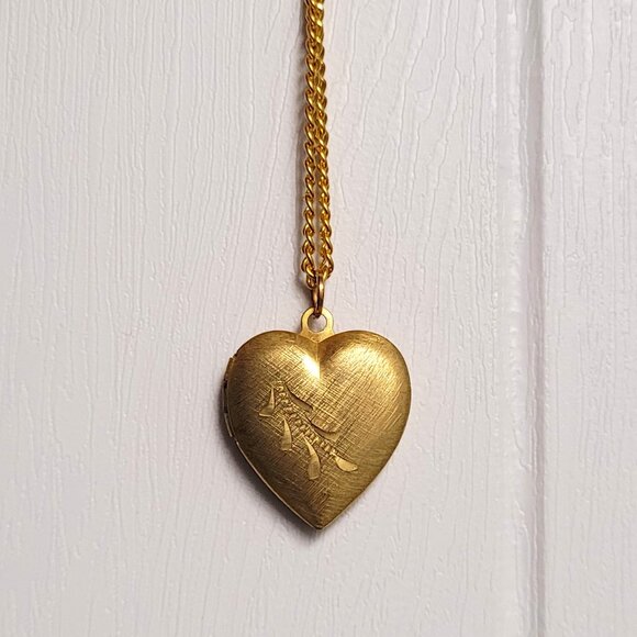 Antique Gold Plated Heart Photo Locket Necklace with Unique Design - Picture 9 of 11